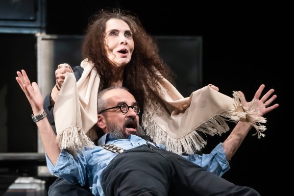 Darko Cvijetić u predstavi 'Što na podu spavaš' glumi naratora, a ujedno je i autor predloška