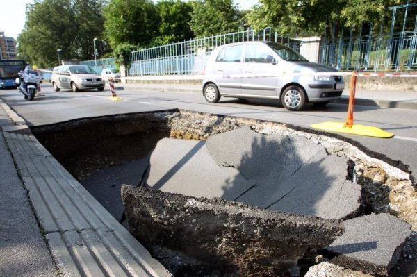 Rupa duboka dva metra na Lašćinskoj cesti