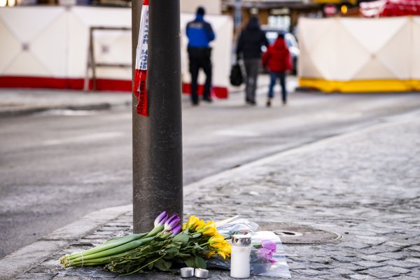 Ožalošćeni se okupljaju kako bi odali počast žrtvama požara na švicarskom skijalištu