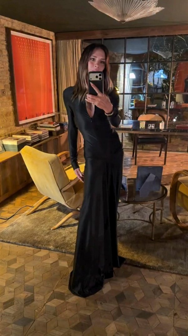 Victoria Beckham ponovila spektakularnu haljinu: O ovom modelu svi pričaju