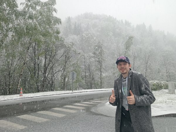 Snijeg u travnju i lijepi prizori Mont Blanca, naravno da mora pasti fotka za uspomenu 