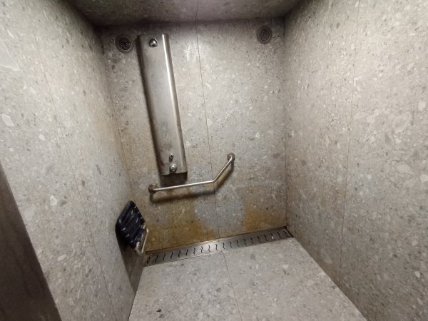 Vani je bilo hladno, ali i ovaj pisoar je da se smrzneš