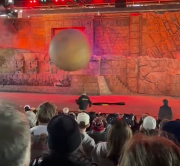 Golema kugla teška 180 kg počela se kotrljati prema publici, a onda je uskočio hrabri radnik