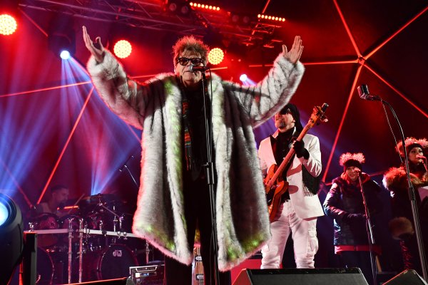 Pogledajte kako se od niskih temperatura na dočeku 'spasio' pjevač Crvene jabuke