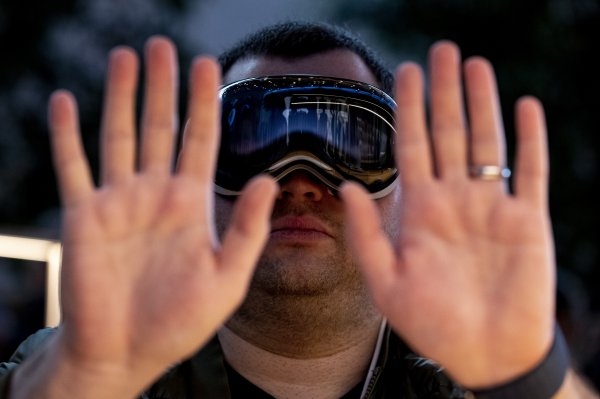 Apple drastično reže proizvodnju Vision Pro naočala nakon slabe prodaje