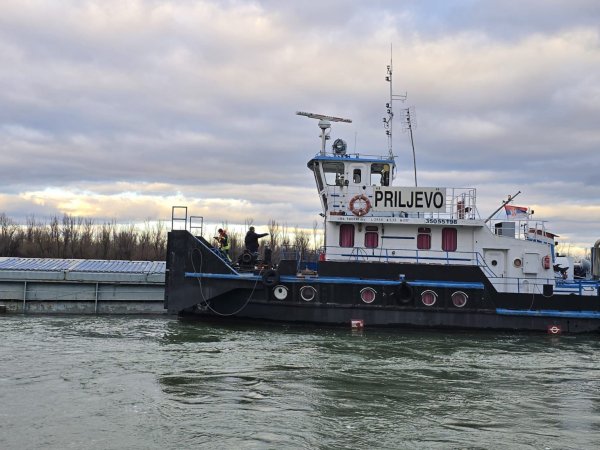 Izbjegnuta katastrofa: Izvučena barža s umjetnim gnojivom koja se nasukala u Dunavu