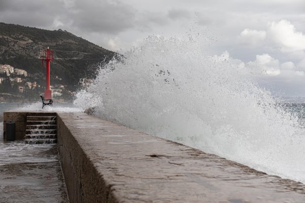 Jugo i veliki valovi u Dubrovniku