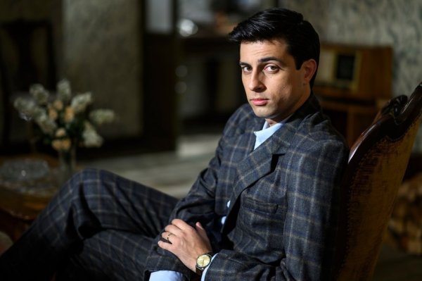 Glumom se počeo baviti u rodnoj Rijeci