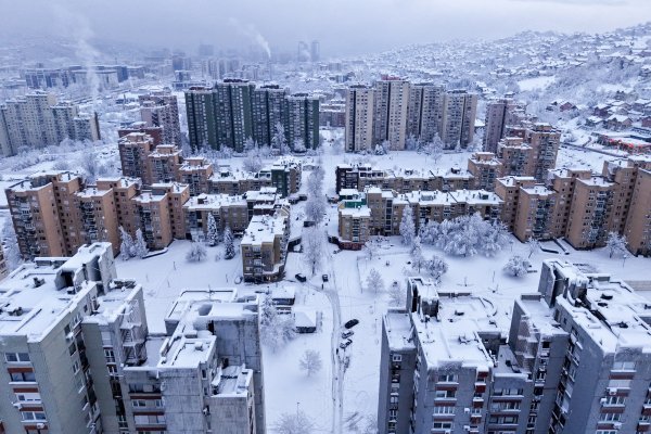 FOTO Sarajevo zatrpano snijegom, ženu ubilo stablo