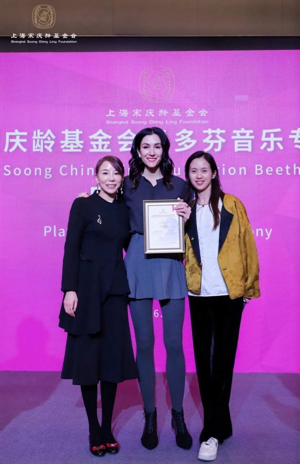 Glazbenica sa svojom kineskom menadžericom i njezinom asistenticom