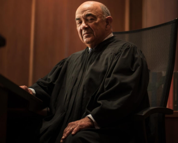 Ovo je sudac pred kojeg će izaći Maduro. Ima 92 godine