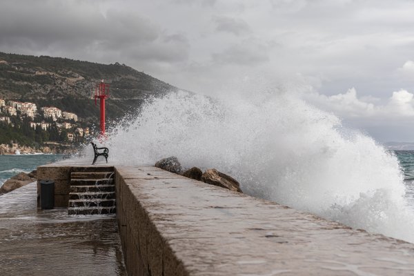 Nevrijeme izazvalo kaos u Dubrovniku: Vatrogasci imali pune ruke posla