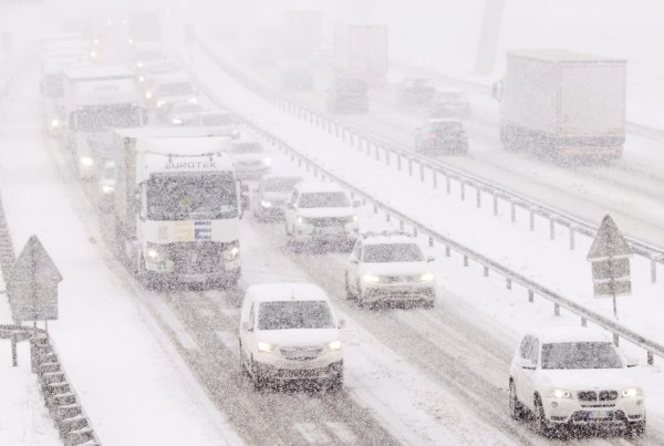 Teški uvjeti na cestama: Snijeg zaustavio dio prometa prema Istri i Dalmaciji