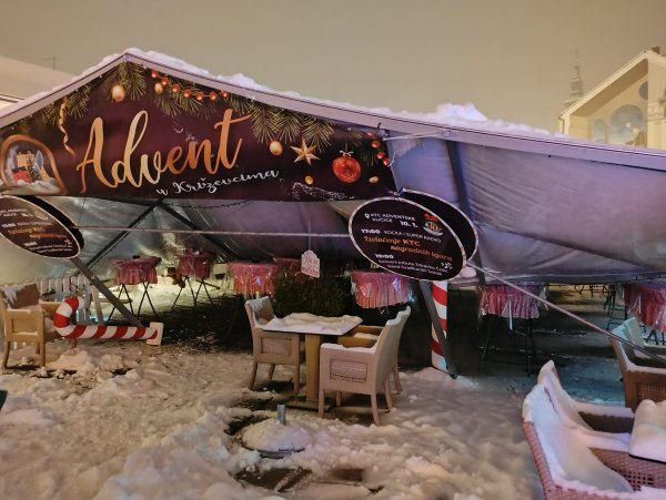Snijeg urušio veliki adventski šator u Križevcima