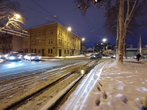 FOTO Zagreb se probudio pod debelim slojem snijega: Evo kakvo je stanje na cesti