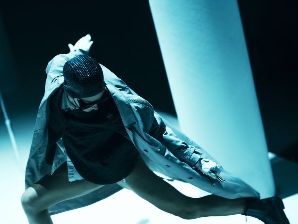 Večera nije tek dodatni sadržaj, već ravnopravni nastavak izvedbe u kojem se kazališna situacija prelijeva u društveni ritual