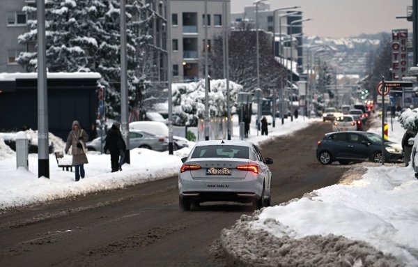 Cesta je u zimskim uvjetima vrlo skliska i uvjeti se vrlo brzo mijenjaju