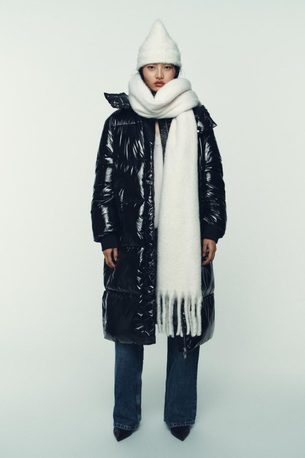 Duga podstavljena jakna lakiranog efekta