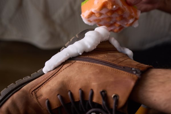 Mrlje od soli na koži obično se pojavljuju kao bijele ili mutne mrlje kada vlaga ispari