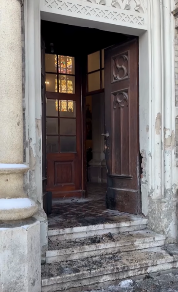 Vojvođanska oporba: Paljenje vrata katedrale u Novom Sadu nije izolirani incident