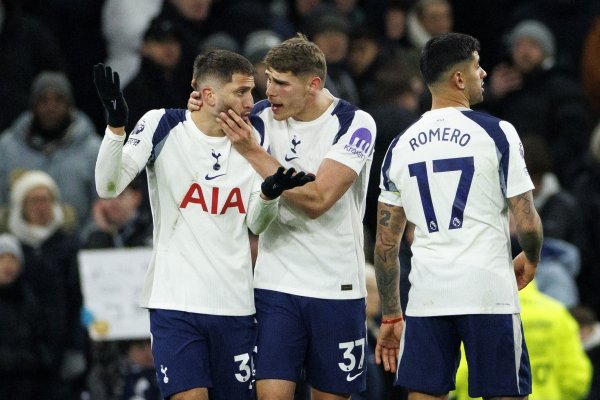 Kriza u Tottenhamu; trener napravio veliki gaf, a igrači se svađaju s navijačima i prozivaju upravu