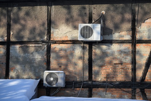 Klima-uređaji kao dašak modernosti na trošnoj kući iz 1865. godine