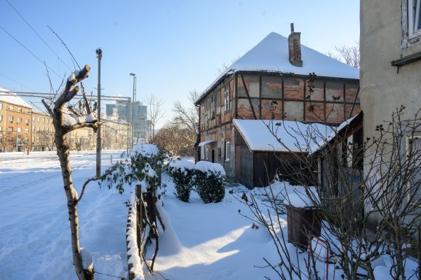 Okružene snijegom, željezničarske kuće ne čine se kao mjesto u kojem možete pronaći topli zaklon