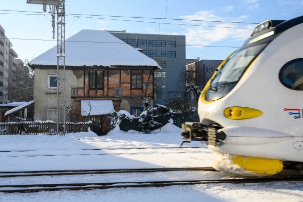 Pokraj starih željezničkih kuća redovno prolaze moderni vlakovi