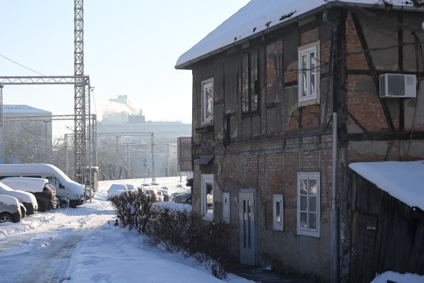Željezničarska kuća i parking pokraj pruge