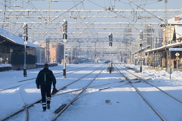 Djelatnici HŽ-a dižu rampu i nastoje paziti na sigurnost prolaznika