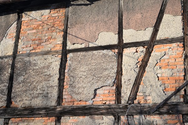 Žbuka je na ovim kućama sve slabija i gole cigle sve se više otkrivaju