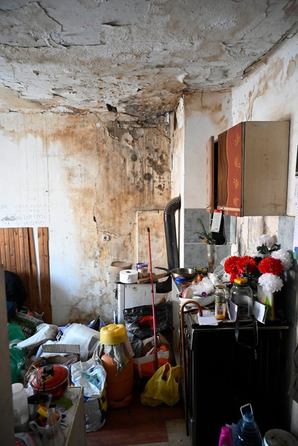 Uvjeti su daleko od idealnog, peć ne radi, a dašak ljepote unosi tek cvijeće 