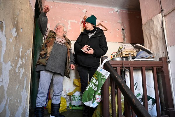 Anamarija nam kaže da je izgubila struju prije desetak godina, a boja na zidovima se raspada jer se zadnji put farbalo prije 20 ili 30 godina