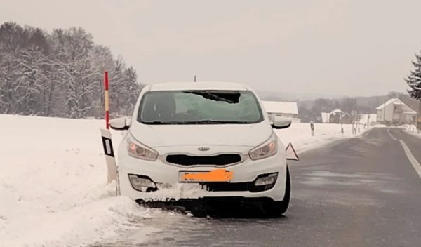 Umalo tragedija: Led probio vjetrobransko staklo i zabio se u vozačevu glavu!