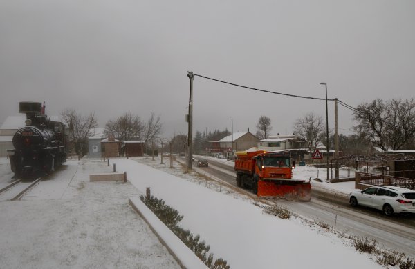Snijeg zabijelio Dicmo i dalje lagano pada