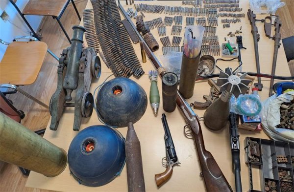 Mladić (19) pao s povećom količinom oružja: Imao je puške, pištolje, bombe...