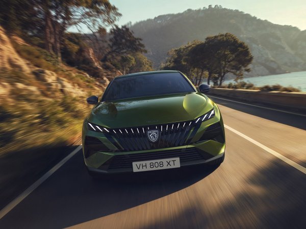 Osvježeni Peugeot E-408 GT