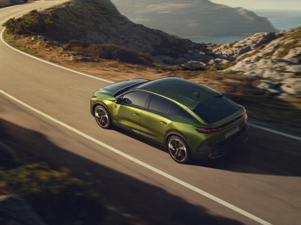 Osvježeni Peugeot E-408 GT