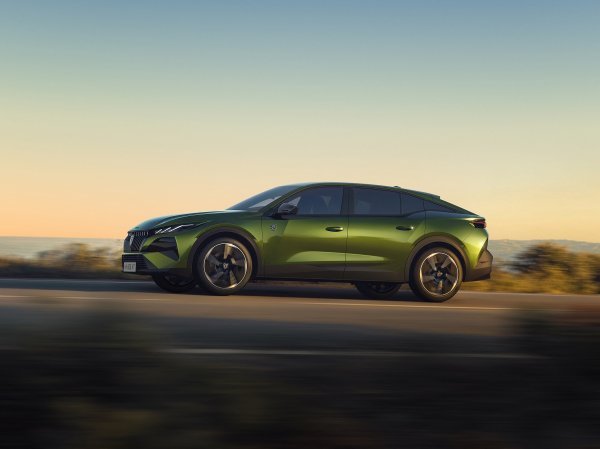 Osvježeni Peugeot E-408 GT