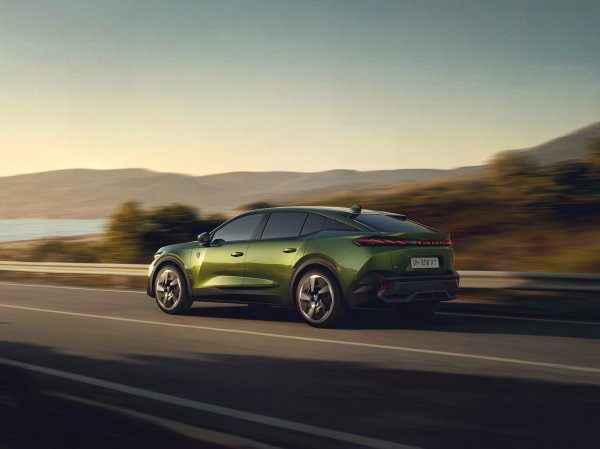 Osvježeni Peugeot E-408 GT