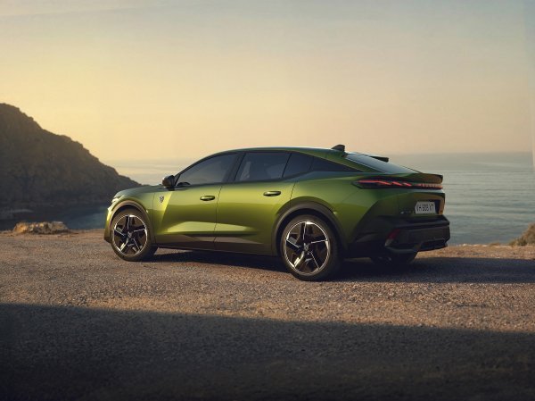 Osvježeni Peugeot E-408 GT