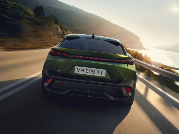 Osvježeni Peugeot E-408 GT