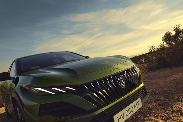 Osvježeni Peugeot E-408 GT
