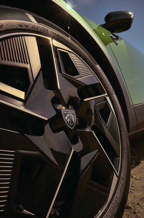 Osvježeni Peugeot E-408 GT