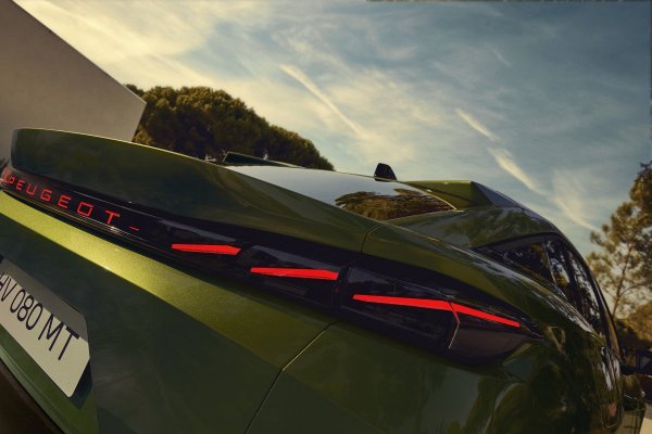 Osvježeni Peugeot E-408 GT