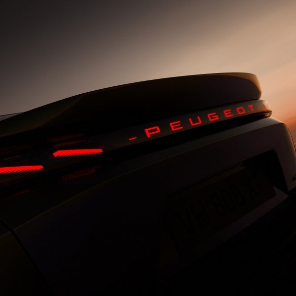 Osvježeni Peugeot E-408 GT
