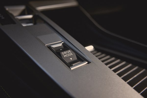 Osvježeni Peugeot E-408 GT