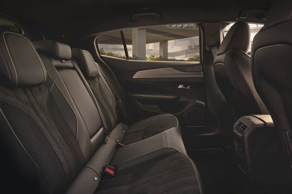 Osvježeni Peugeot E-408 GT