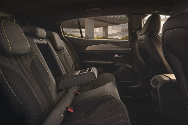 Osvježeni Peugeot E-408 GT