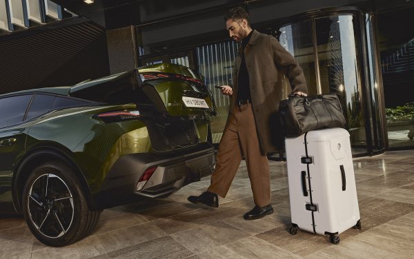 Osvježeni Peugeot E-408 GT